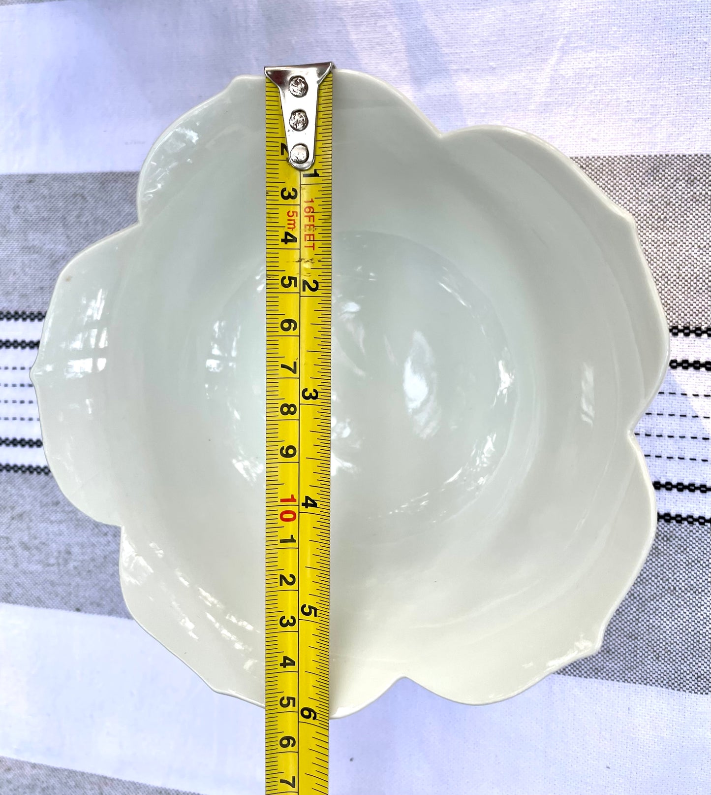 White Ceramic Glazed Lotus Flower Shaped 6 inch Bowl