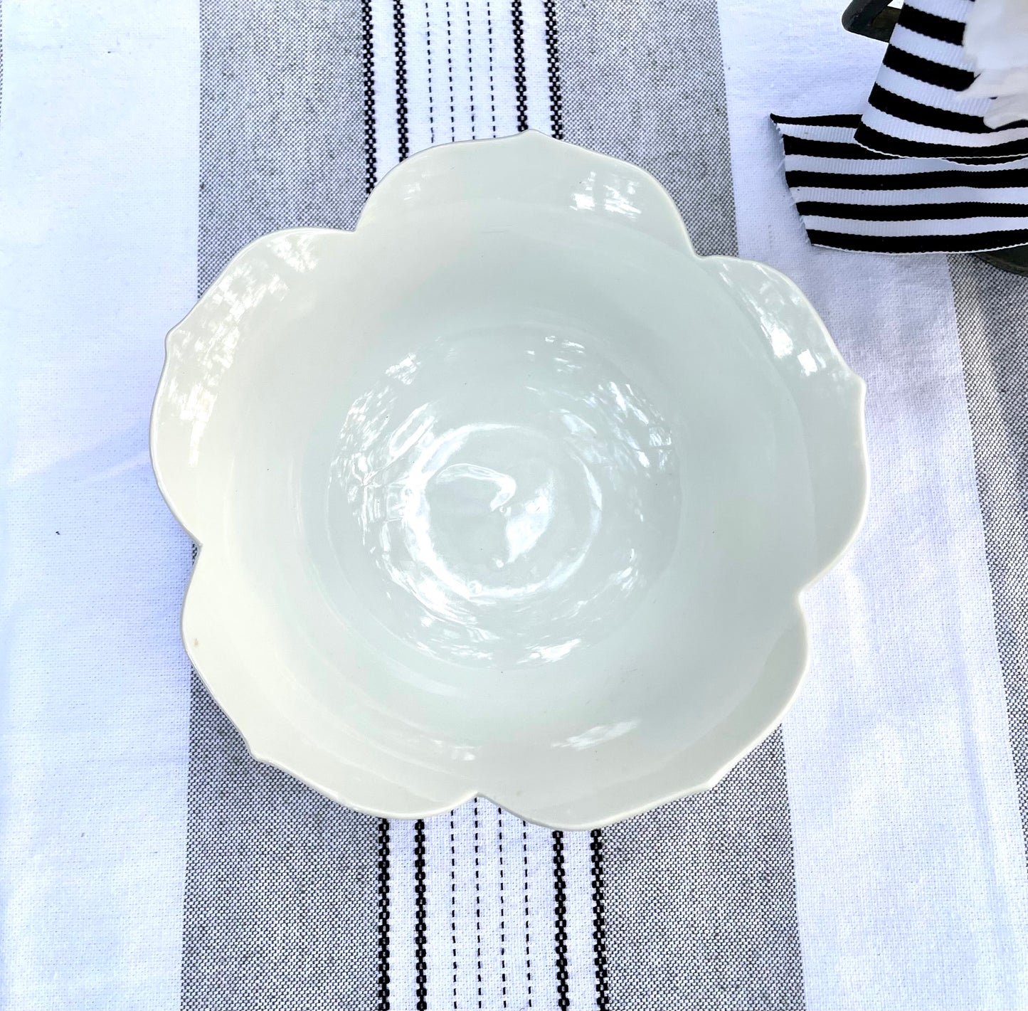 White Ceramic Glazed Lotus Flower Shaped 6 inch Bowl