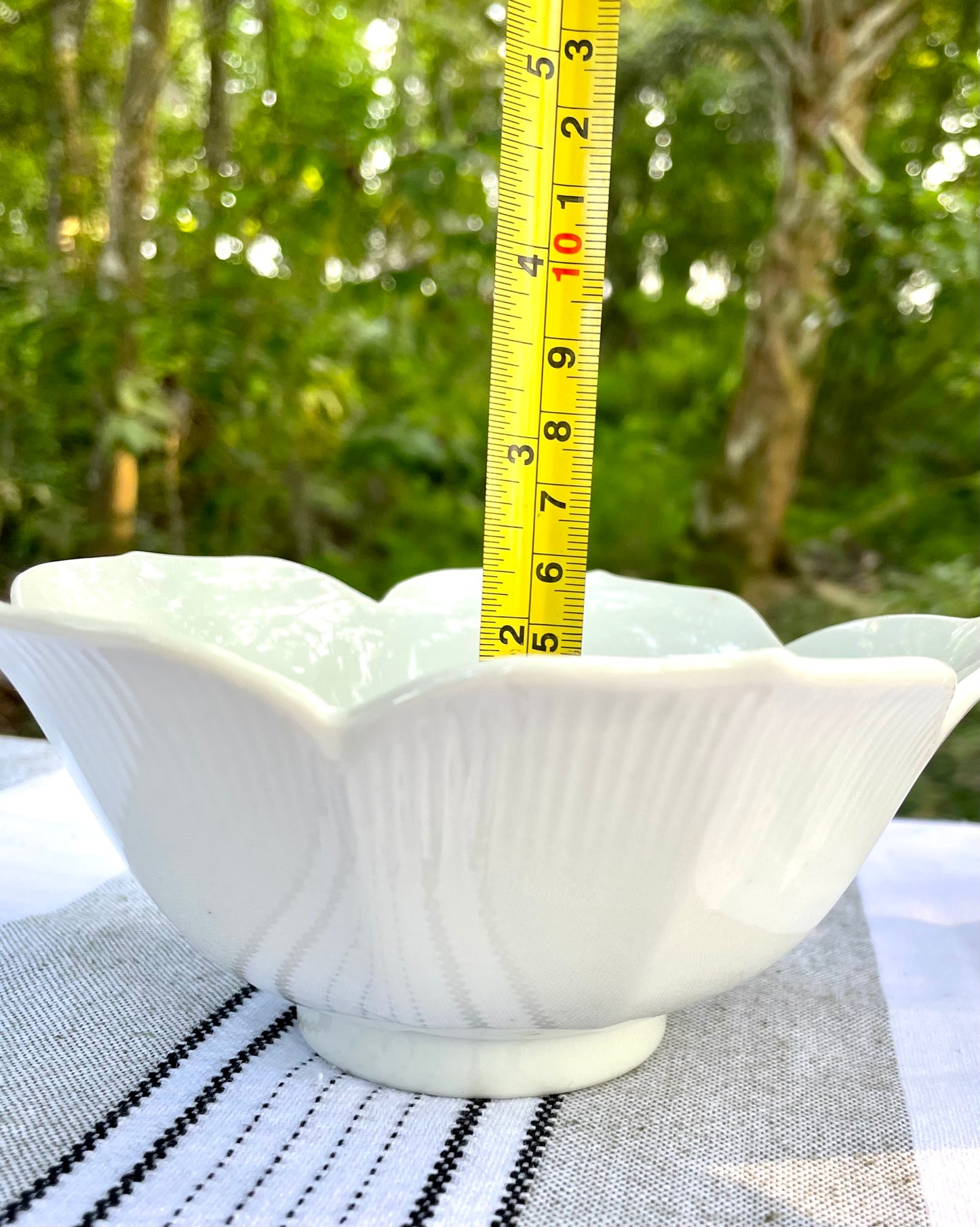 White Ceramic Glazed Lotus Flower Shaped 6 inch Bowl