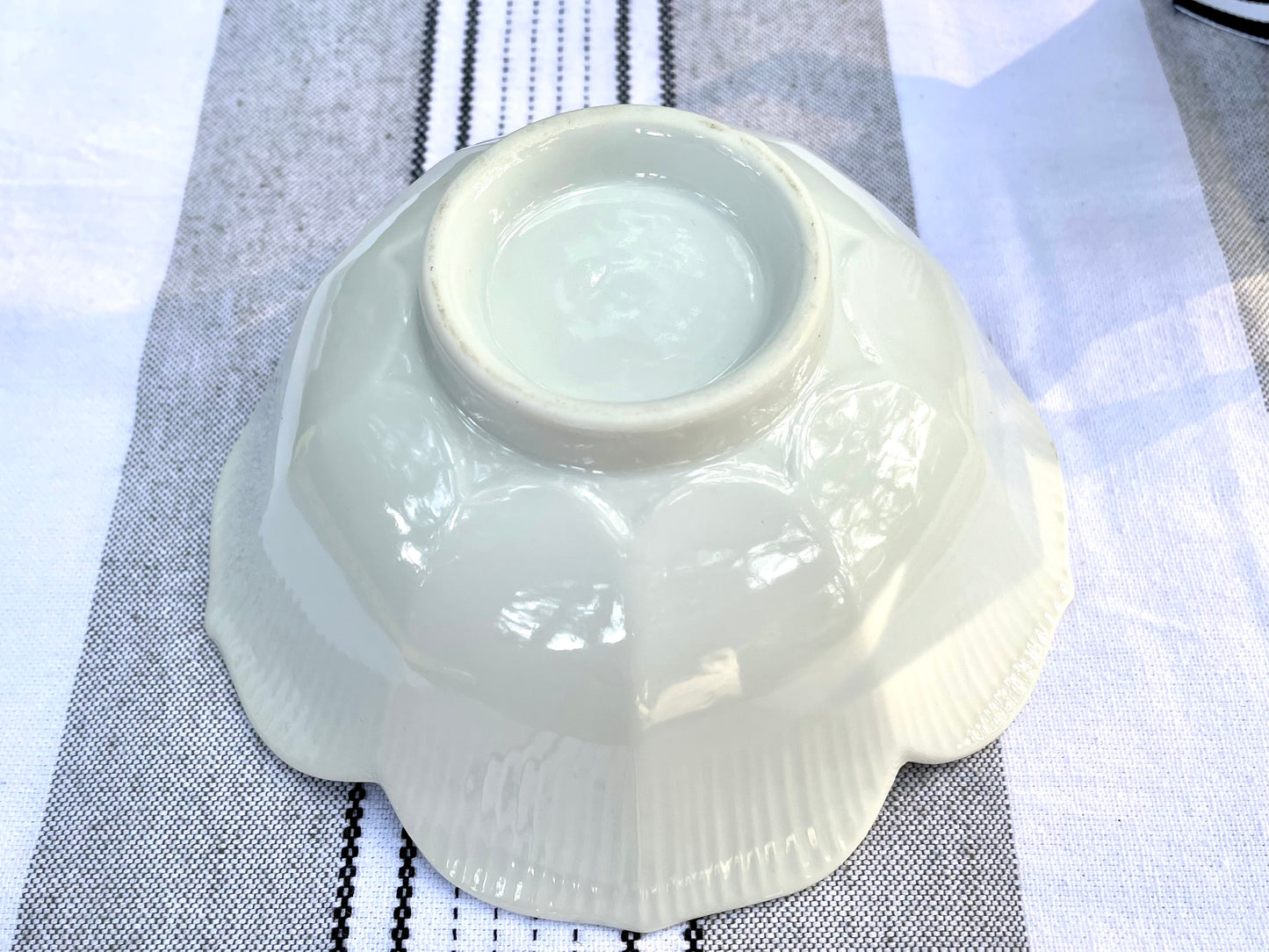 White Ceramic Glazed Lotus Flower Shaped 6 inch Bowl