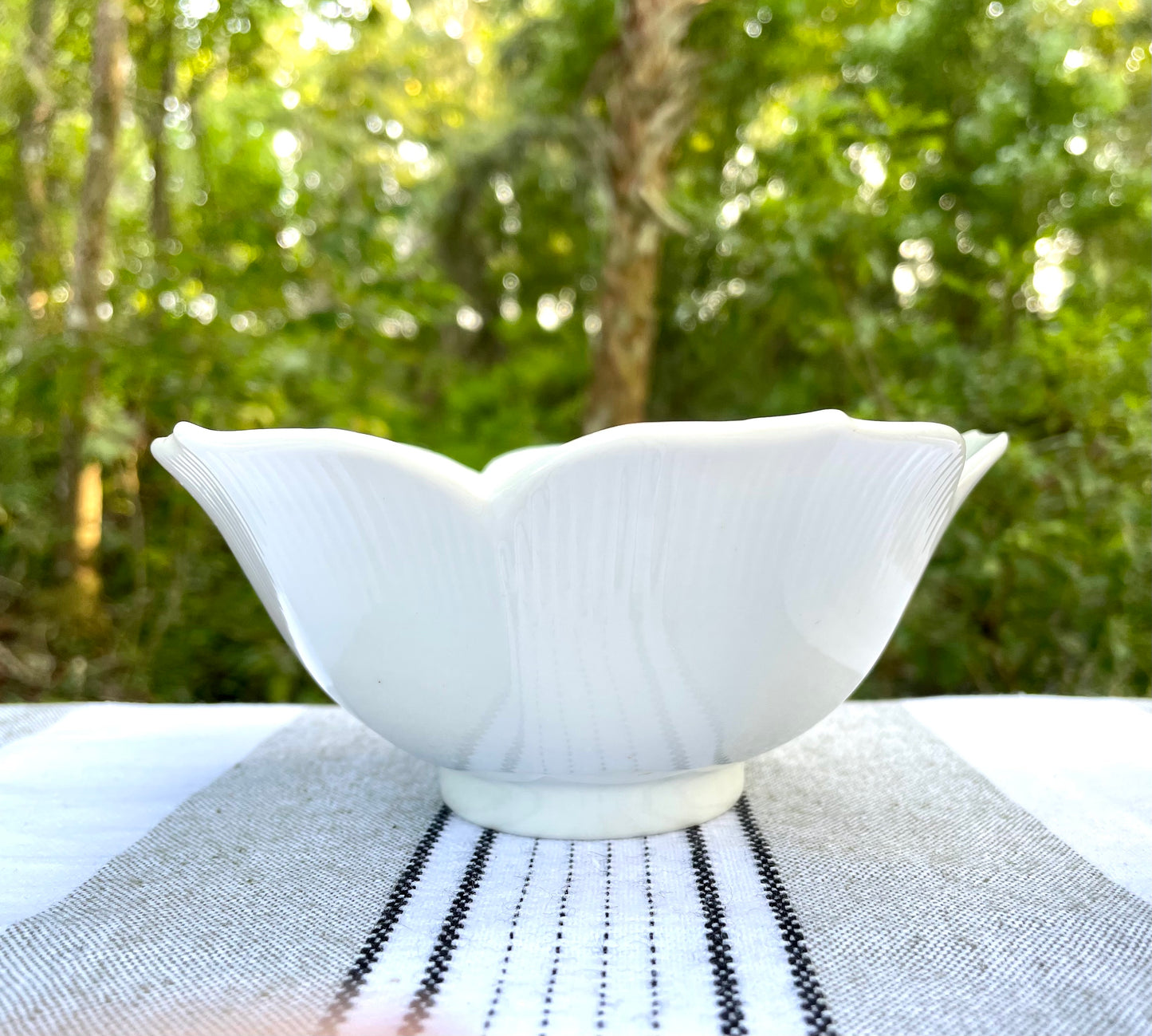 White Ceramic Glazed Lotus Flower Shaped 6 inch Bowl