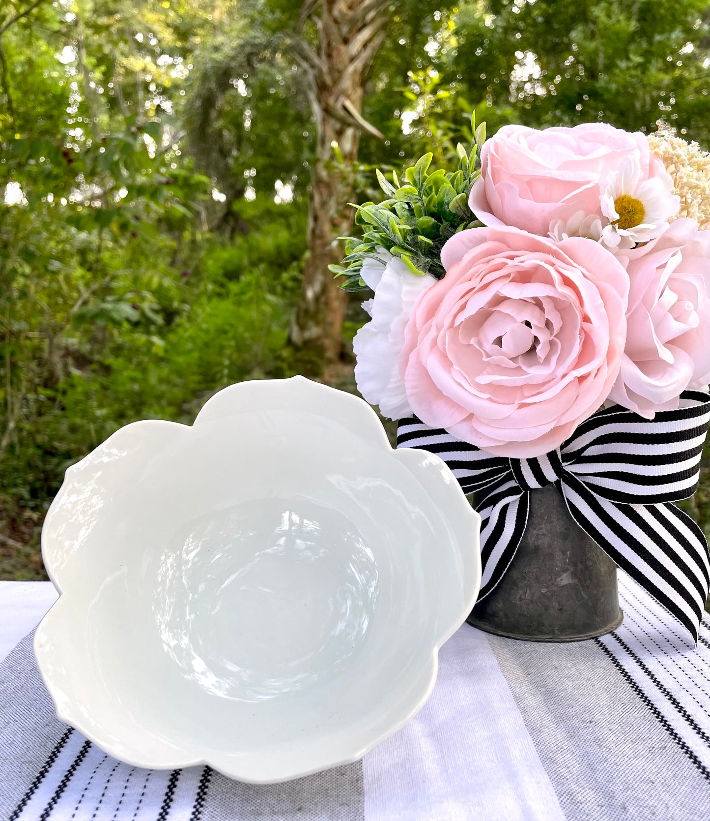 White Ceramic Glazed Lotus Flower Shaped 6 inch Bowl