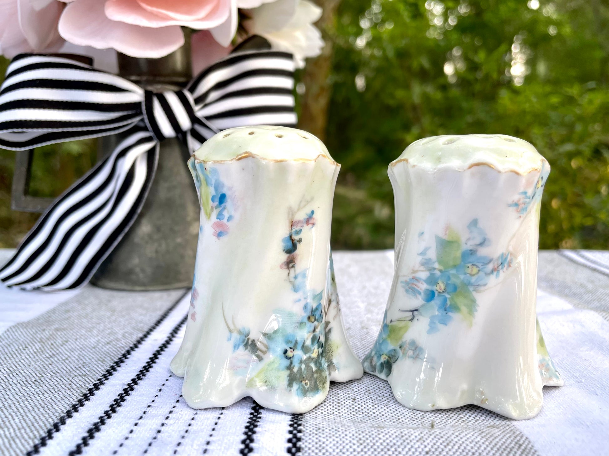 rc versaille bavaria, r.c. versaille bavaria, rosenthal versaille bavaria, versaille bavaria shakers, rosenthal versailles bavaria salt pepper, antique german blue floral shakers, hand painted bavaria porcelain, early 1900s rosenthal Thebrokenbirdcompany free shipping