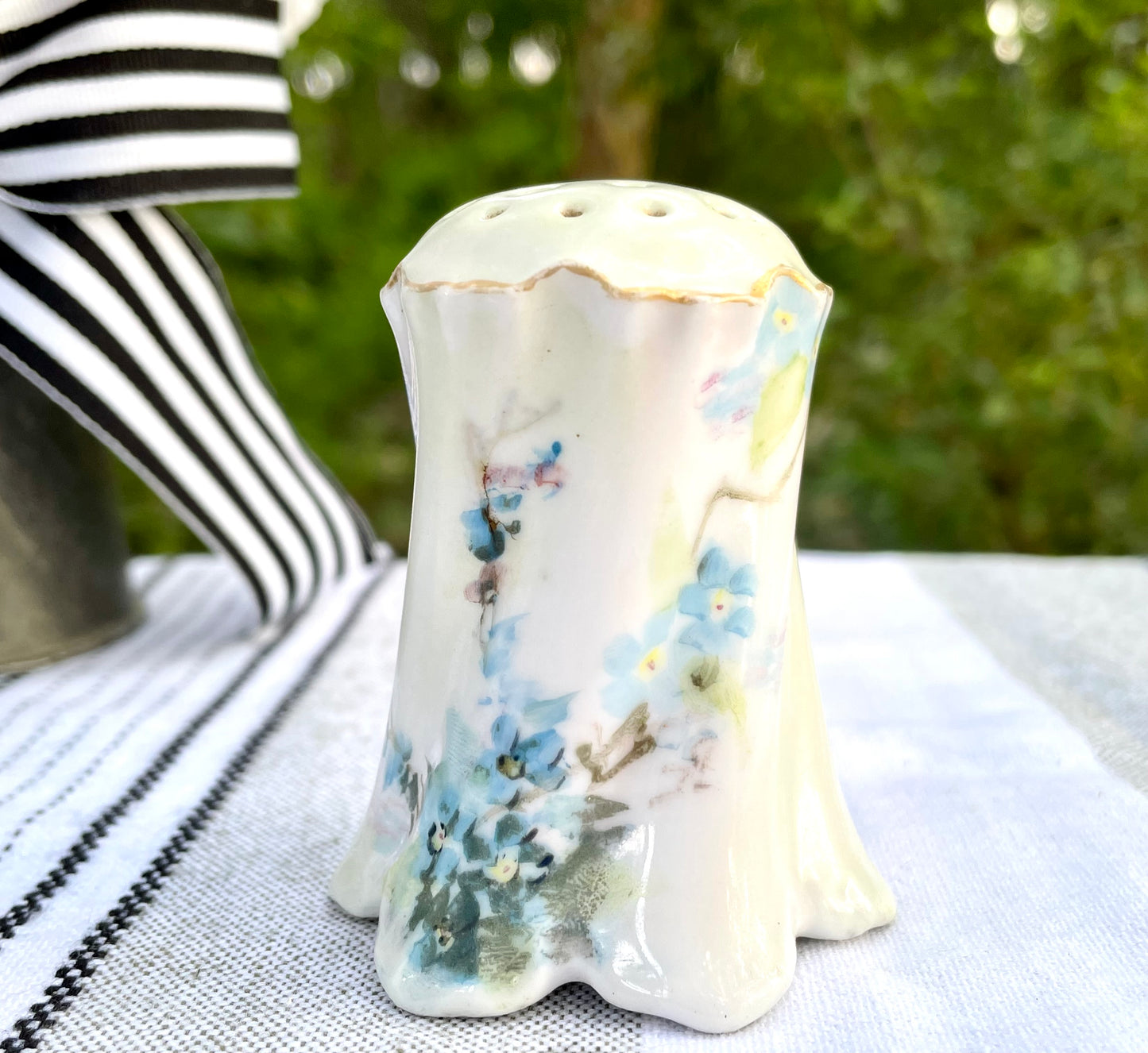 rc versaille bavaria, r.c. versaille bavaria, rosenthal versaille bavaria, versaille bavaria shakers, rosenthal versailles bavaria salt pepper, antique german blue floral shakers, hand painted bavaria porcelain, early 1900s rosenthal Thebrokenbirdcompany free shipping