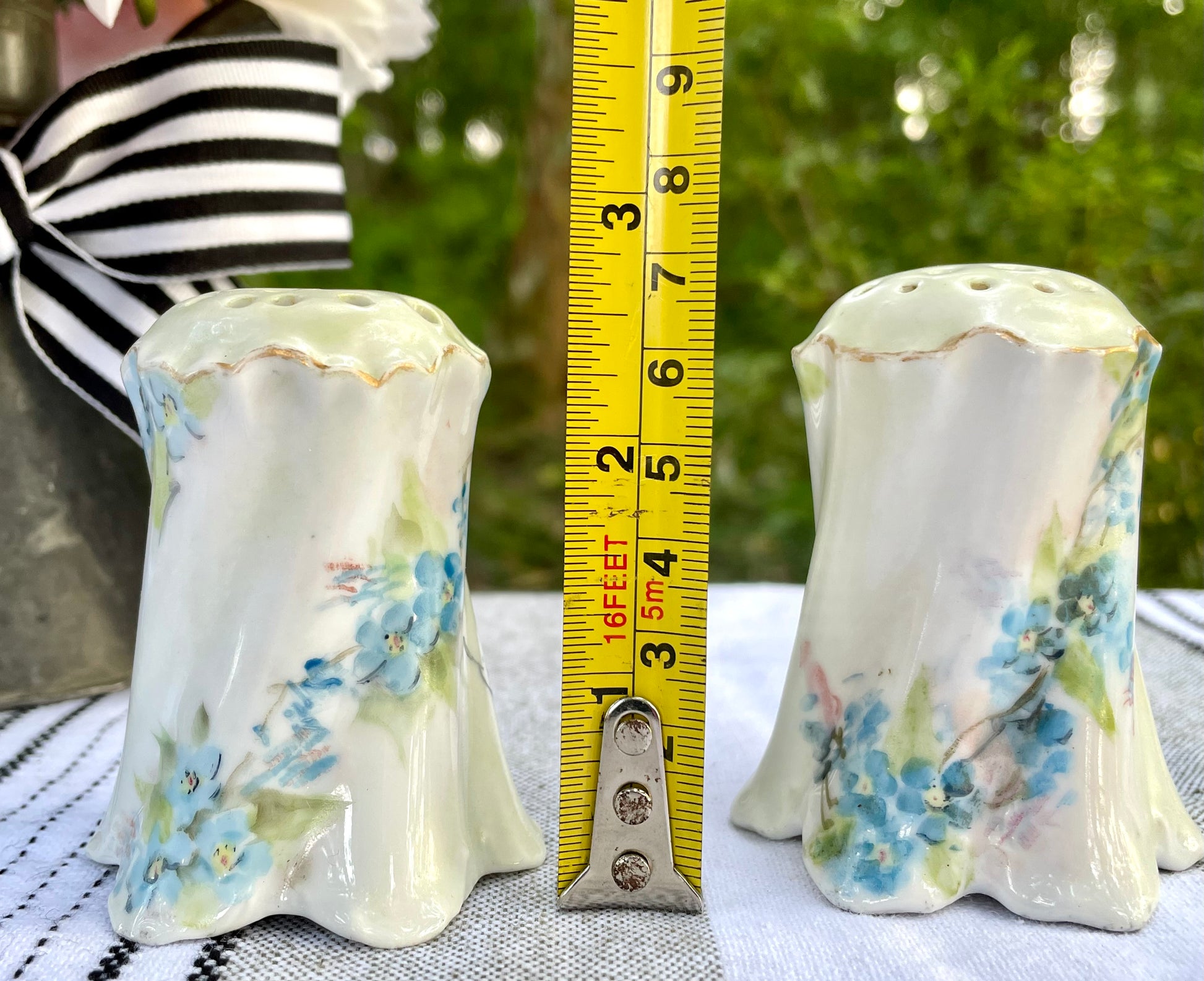 rc versaille bavaria, r.c. versaille bavaria, rosenthal versaille bavaria, versaille bavaria shakers, rosenthal versailles bavaria salt pepper, antique german blue floral shakers, hand painted bavaria porcelain, early 1900s rosenthal Thebrokenbirdcompany free shipping