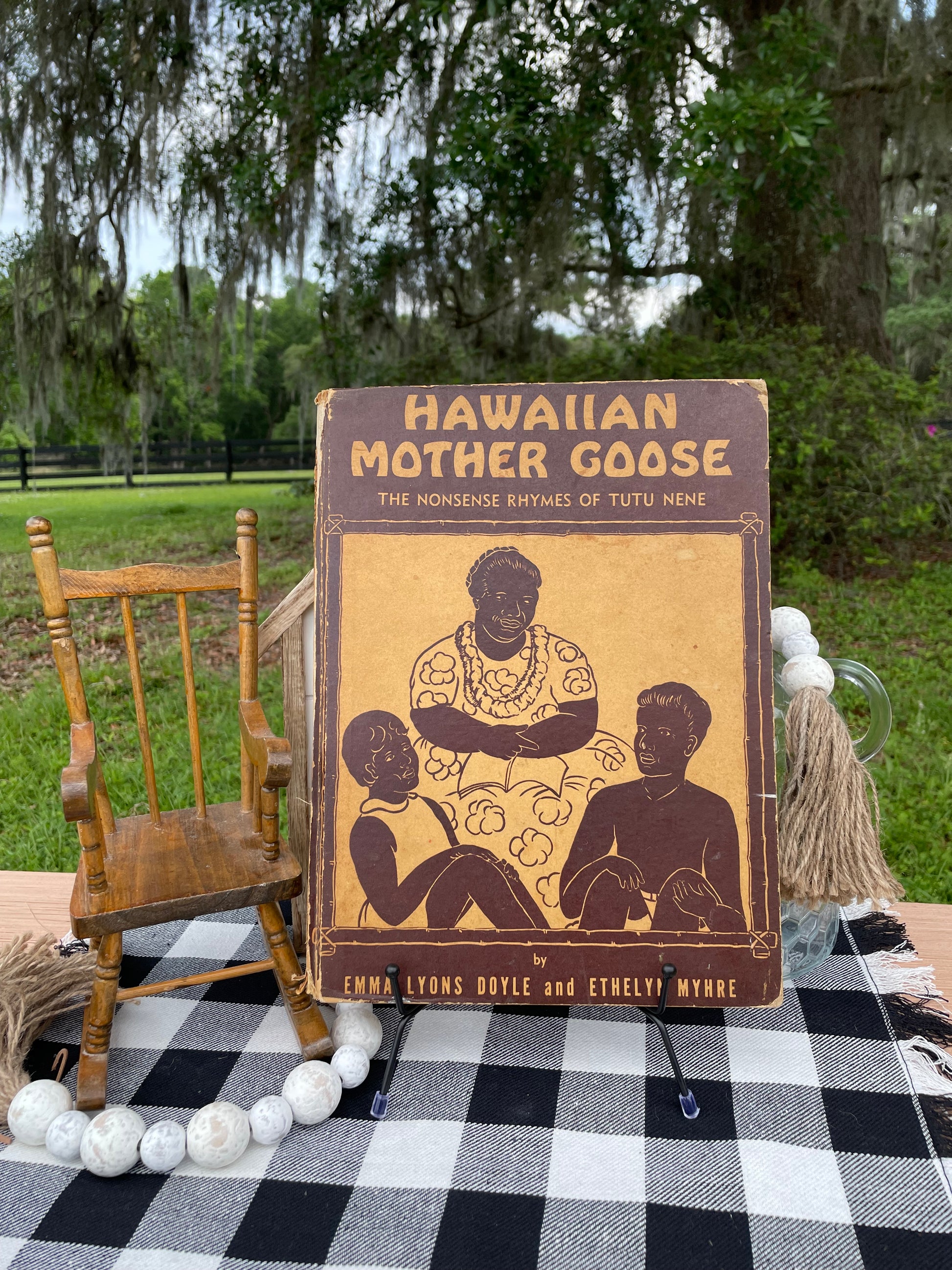 Vintage Hawaiian Book
- Hawaiian Mother Goose
- Tutu Nene Rhymes
- Emma Lyons Doyle
- Ethelyn Myhre Illustrations
- 1947 Second Edition
- Hawaiian Children's Literature
- Nonsense Rhymes Book
- Hawaiiana Collectible
- Mother Goose Adaptation
- Honolulu Publisher
- Vintage Nursery Rhymes
- Hawaiian Folklore
- 1940s Children's Book
- Island Heritage Book
- Rare Hawaiian Kids Book
- Polynesian Culture Rhymes
- Collectible Vintage Hardcover