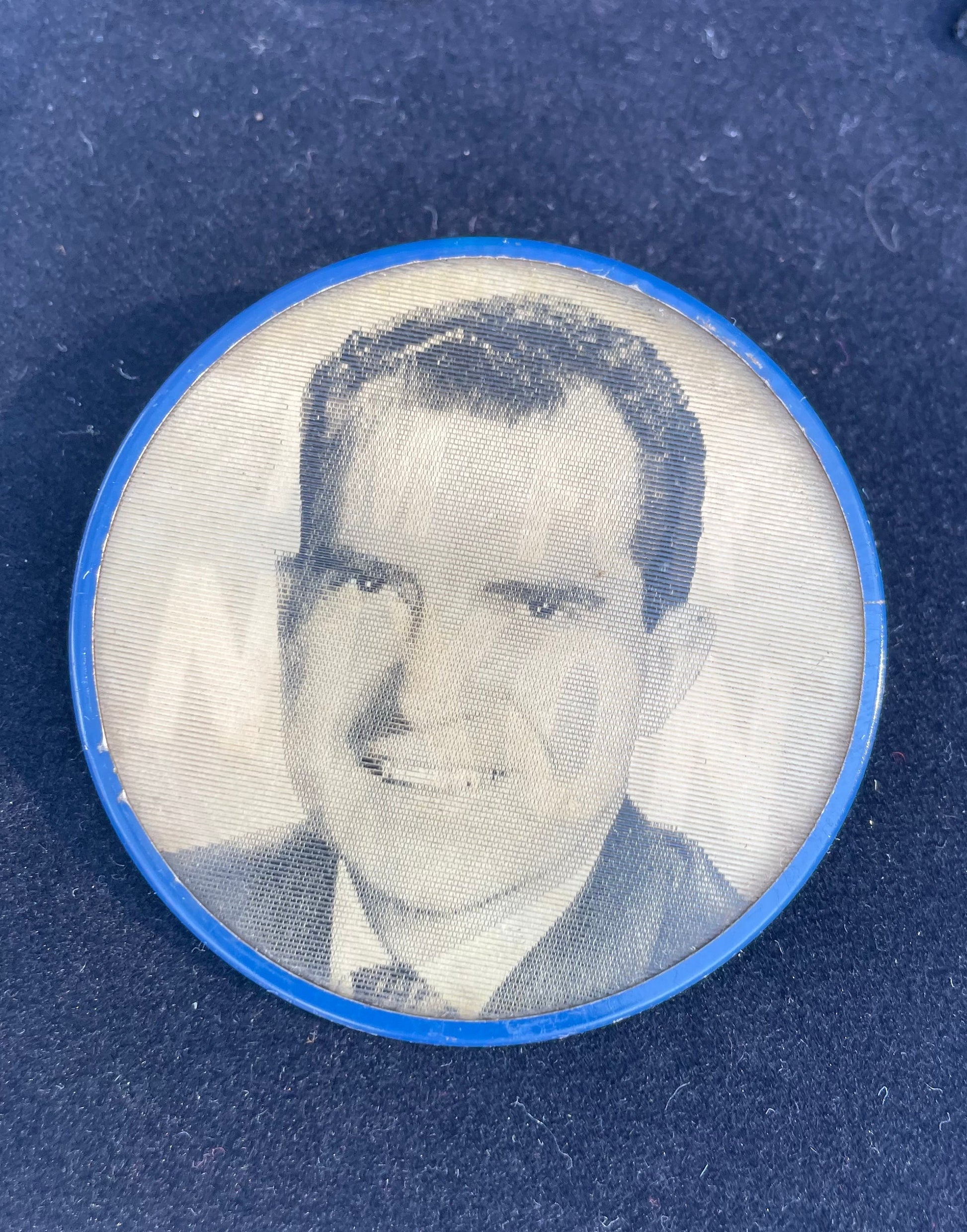 1960 nixon campaign button, i’m for nixon, lenticular flasher button, vari-vue nixon, holographic campaign pin, richard nixon memorabilia, 1960 presidential election, patriotic political button, vintage american history, presidential collectibles, nixon lodge, original campaign pinback