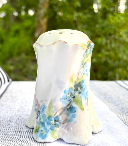 rc versaille bavaria, r.c. versaille bavaria, rosenthal versaille bavaria, versaille bavaria shakers, rosenthal versailles bavaria salt pepper, antique german blue floral shakers, hand painted bavaria porcelain, early 1900s rosenthal Thebrokenbirdcompany free shipping